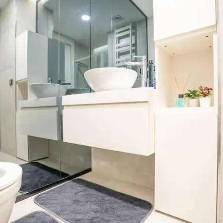 Stylish 1-bedroom Apt- Experience City's Pulse *